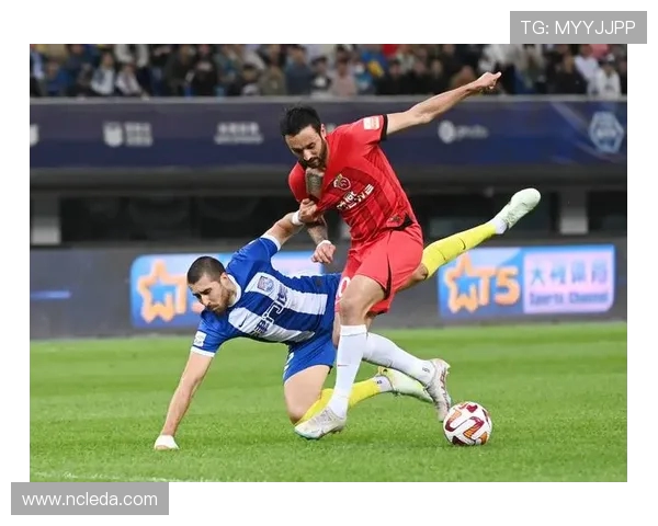 成都蓉城迎战青岛海牛 展现攻防对决激烈较量