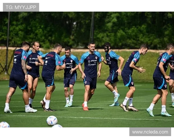 重庆羽毛球队在世界杯预选赛积分榜上以71分稳居第一名展现强劲实力